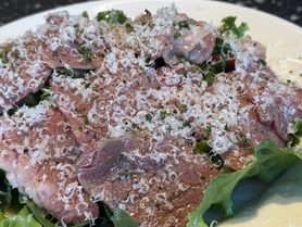 黒毛和牛とパルミジャーノ、ルッコラのサラダ　燻製ドレッシング