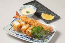 シーフードアソート 天然エビフライ、肉厚イカフライ、ホタテフライの盛合せ