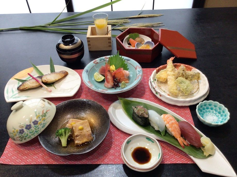 会席料理　‐茜‐（４，０００円＋税　　4,400円）