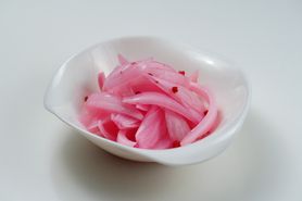 五種のスパイス香る赤玉ねぎのシャキシャキ低温調理ピクルス