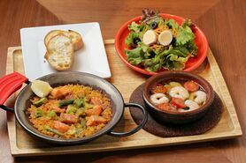サーモンとアヴォカドのパエリャ&海老とキノコのアヒージョ
