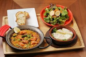 サーモンとアヴォカドのパエリャ&カマンベールとブロッコリーのアヒージョ