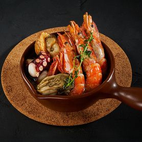 赤海老と魚介のアヒージョ