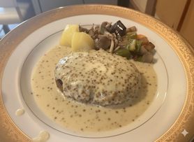 手ごねハンバーグ〈粒マスタードソース〉