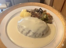 手ごねハンバーグ〈ホワイトソース〉