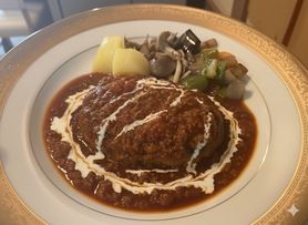 手ごねハンバーグ〈ミートソース〉