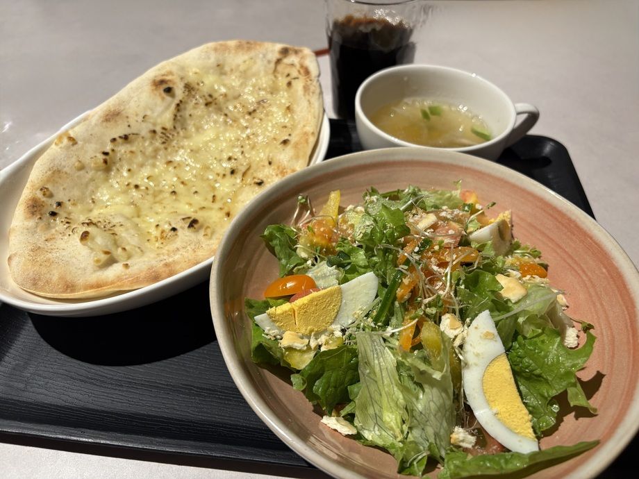 サラダとチーズナンのセット