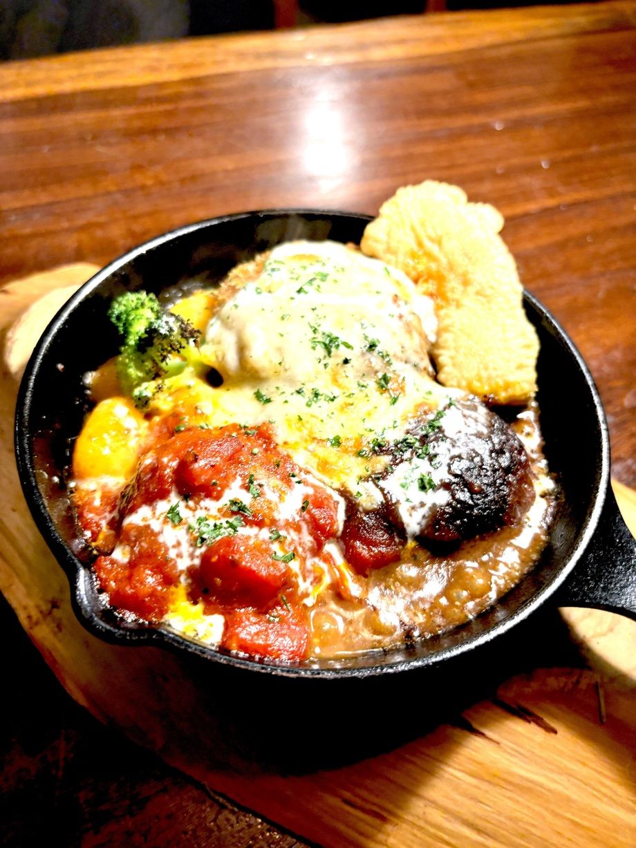 デミ、トマトのWバーグと海老クリームコロッケのチーズ焼き（1680円〜）