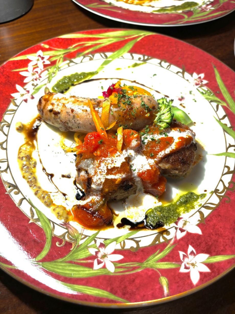 ラタトゥイユハンバーグとハーブレモンチョリソの合い盛り（1680円〜）