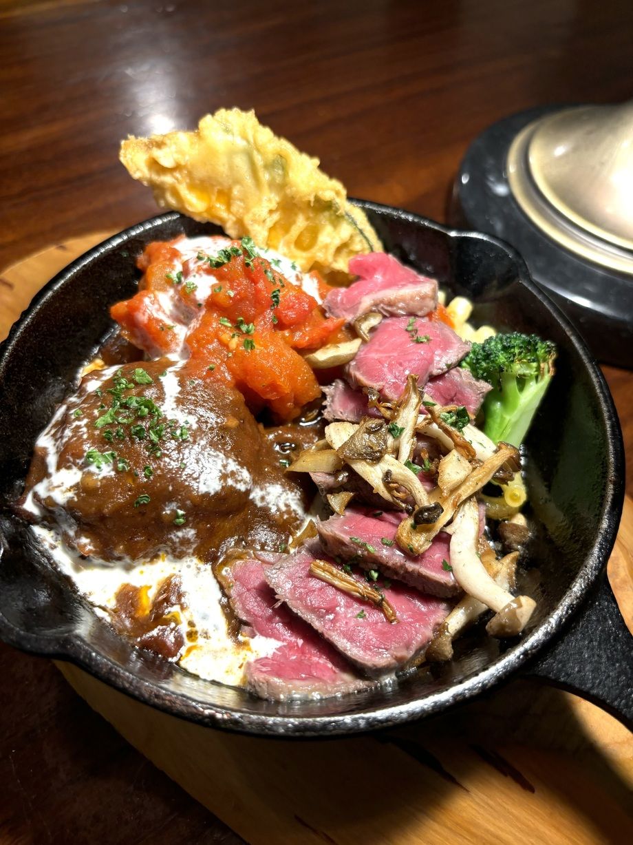 デミ、トマトのwバーグと和牛のローストビーフの合い盛（1680円〜）