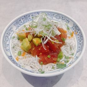 しらすアボカドマグロ丼