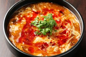 酸っぱ辛さが癖になる酸辣湯麺