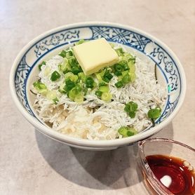 灯乃や しらすバター丼〜禁断の扉〜