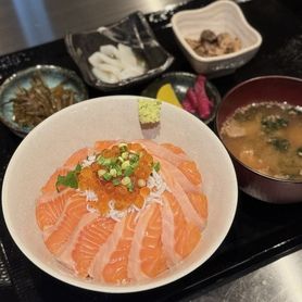 旨いのはこれ‼️ 国産 青森サーモン親子丼