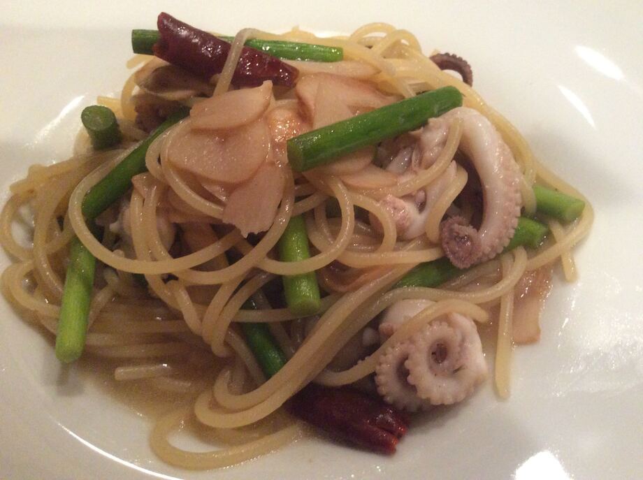 イワダコとルッコラのペペロンチーノ