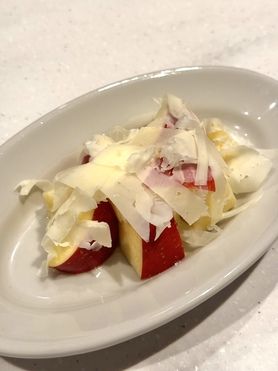 林檎とアジアーゴチーズのサラダ