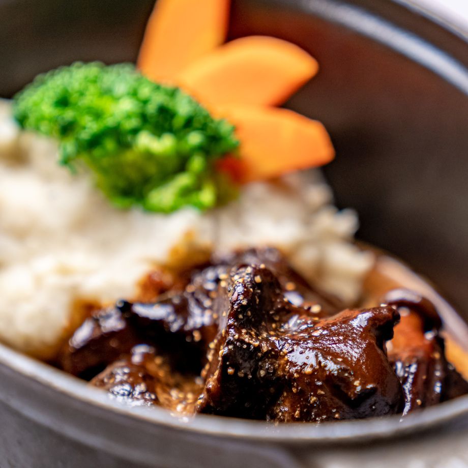 【じっくり煮込んだ！ 牛タンの赤ワイン煮】