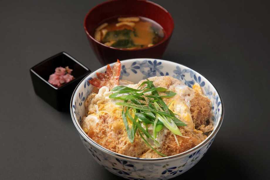 三色かつ丼　(ヒレ、エビ、カニクリームコロッケ)