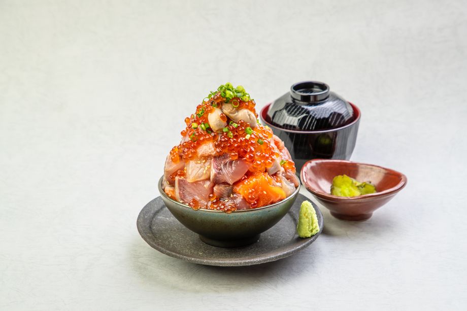 牡蠣と海鮮盛丼