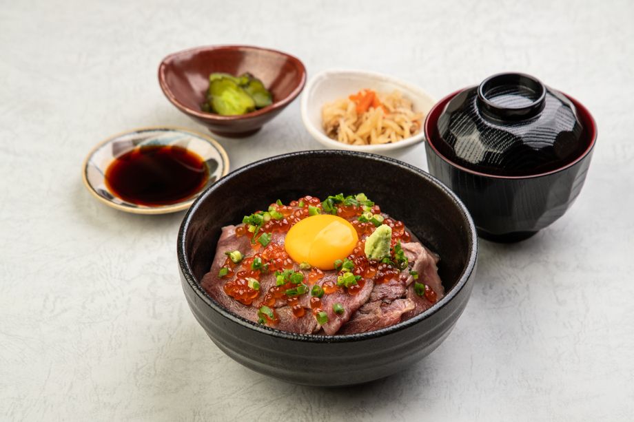 黒毛和牛ゆっけ丼御膳