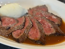 アンガス牛のロースト　フォンドヴォーソース炭の香り