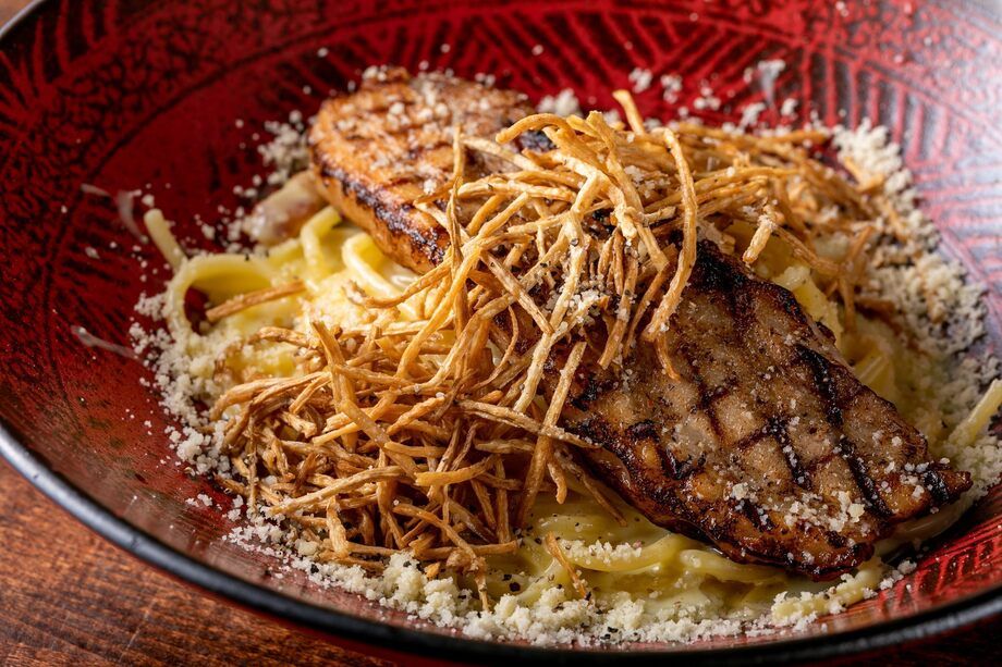 炙り豚バラ肉とさくさく牛蒡のカルボナーラ