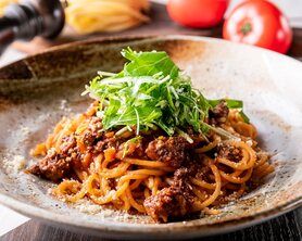 八丁味噌が香る自家製ボロネーゼ、水菜を添えて