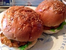 元祖！横浜開港バーガー・・・・・鹿児島生まれの店主が横浜の名店「今井かまぼこ」さんの特性さつま揚げを使用して作り上げた一品。パンも横浜の名店「かめやパン」さんのバンズを使用しており、横浜の地産地消を推進する一品です！