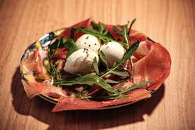 イタリア産水牛モッツアレラと擦りたて生ハム