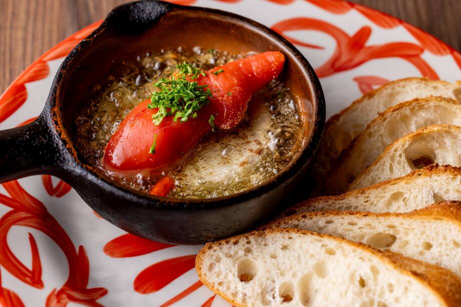 丸ごと明太子とカマンベールのアヒージョ(バケット付)