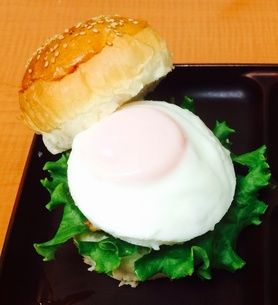 開港玉子バーガー・・・・・こだわり抜いた開港バーガーをボリュームアップした一品。さつま揚げと玉子が絶妙に合います！