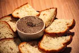 鶏白レバーパテ　バケット添え