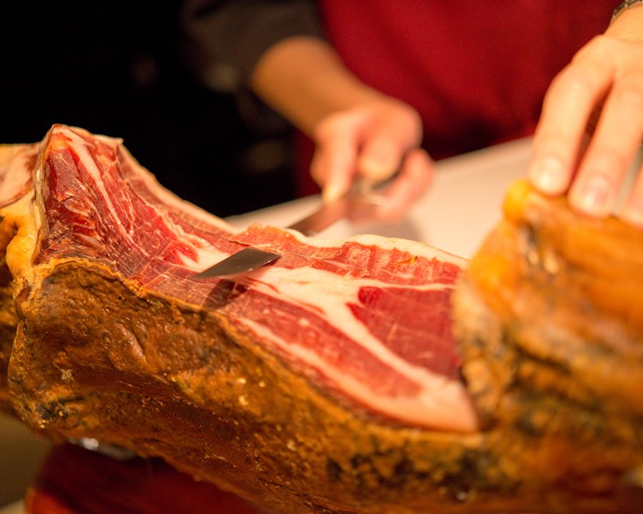 厳選したハモンセラーノをその場でスライス