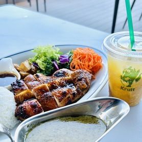 グリーンカレー＆ガイヤーンプレート　 マンゴージュース付