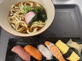 讃岐うどんと寿司5貫