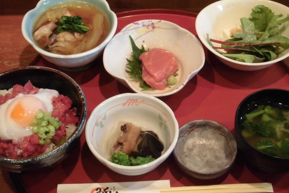 ランチメニュー　特日替わり定食　(ランチは500円～)