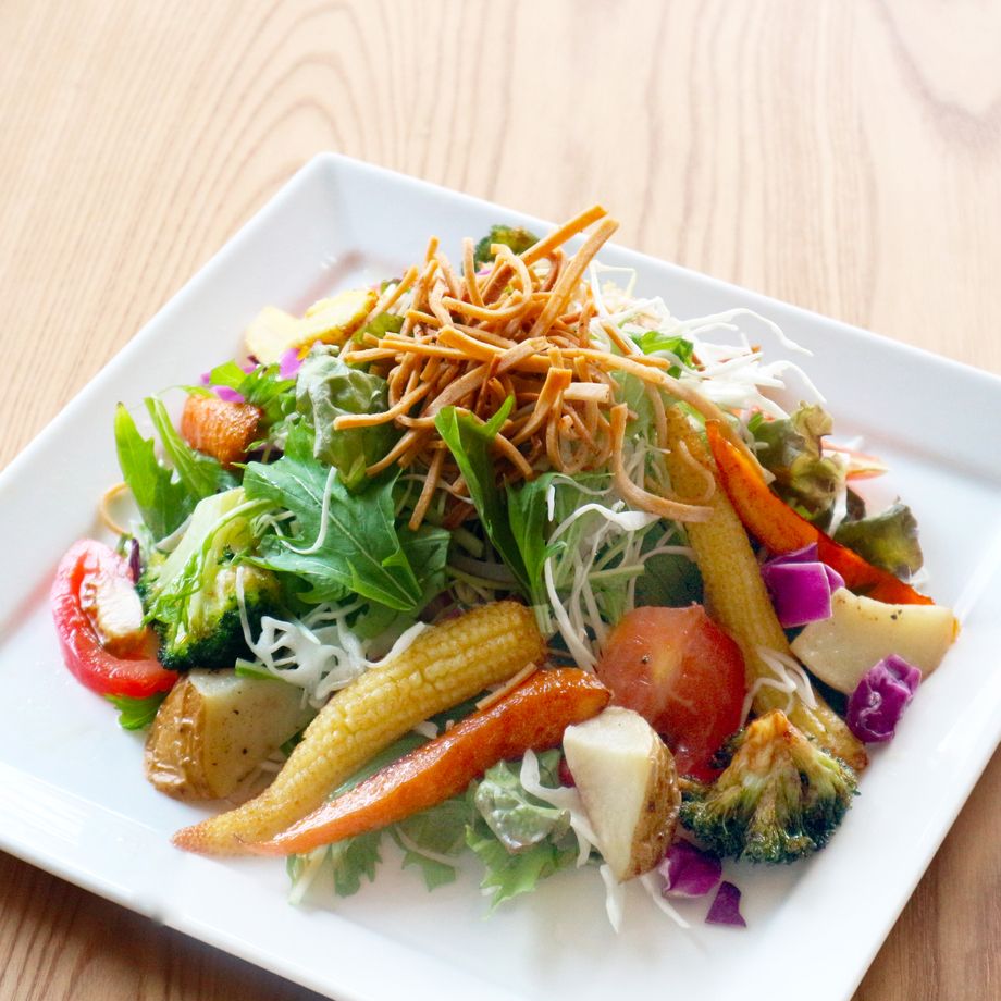 パリパリ揚げ蕎麦のグリーンパワーサラダ