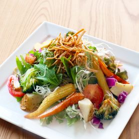 パリパリ揚げ蕎麦のグリーンパワーサラダ