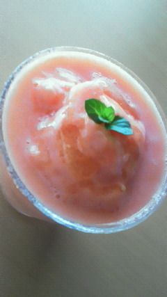 男鹿産季節の素材のスムージー（男鹿産メロン、すいか、完熟トマト、ブルーベリー、梨など）