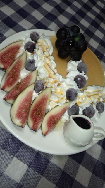 季節の果物＆ジャムのパンケーキ（フルーツは季節によって異なります）