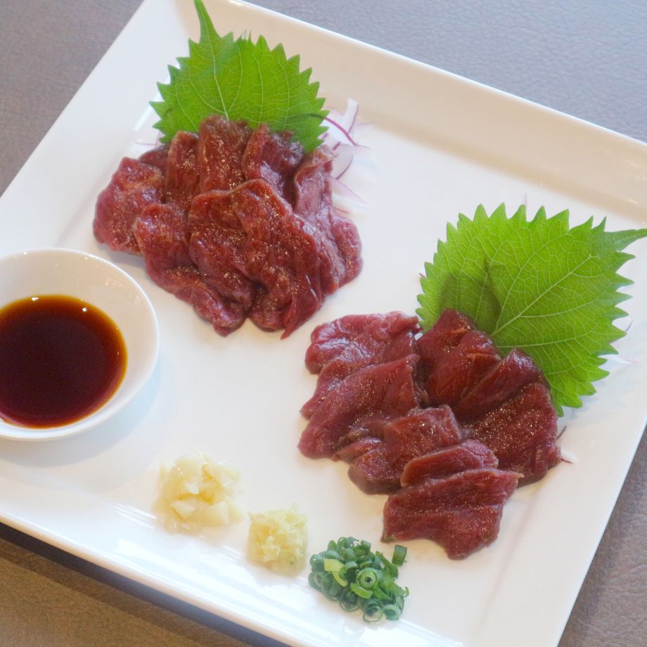 《馬刺し盛り合わせ》霜降り＆特上赤身