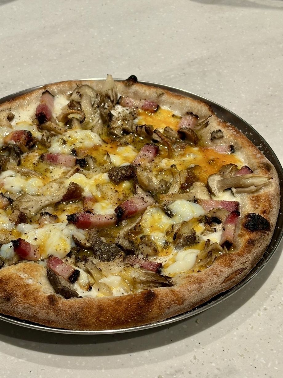 【平日限定日替わりピザ】半熟たまごのきのこベーコンピザ