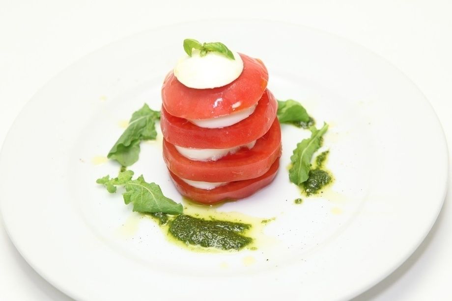 完熟トマトと北海道産モッツァレラのカプレーゼ