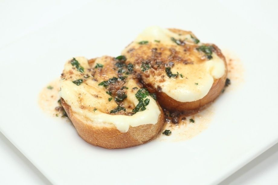 モッツァレラのアンチョビバターのクロスティーニ