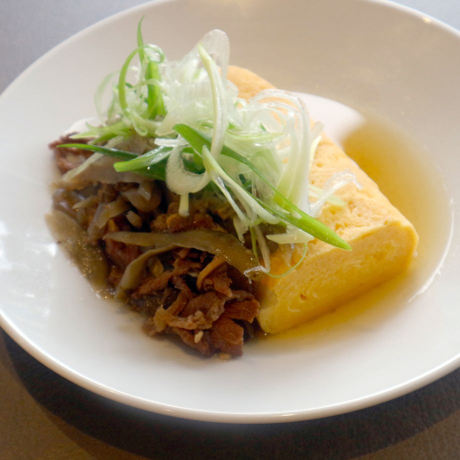 蕎麦屋の関西風だしまき-牛しぐれのせ-