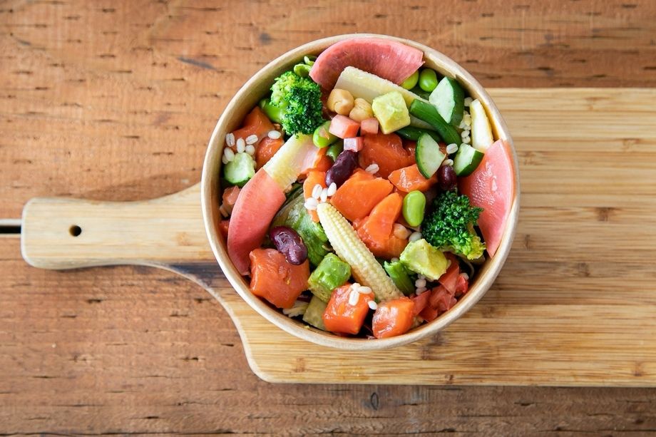 塩サーモンとアボカドのサラダボウル