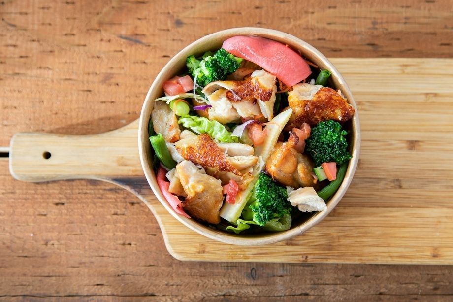 若鶏のグリルチキンサラダボウル