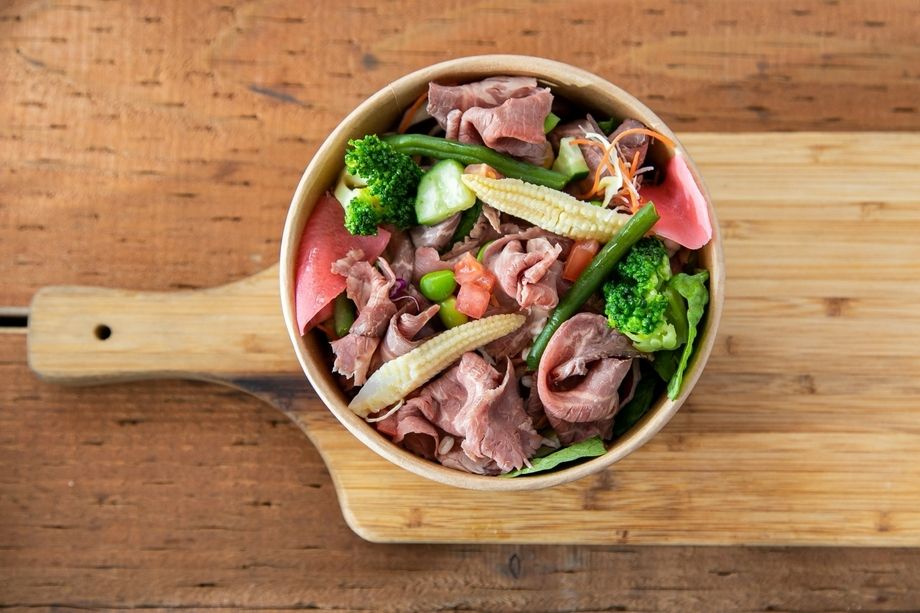ローストビーフと10種野菜のサラダボウル