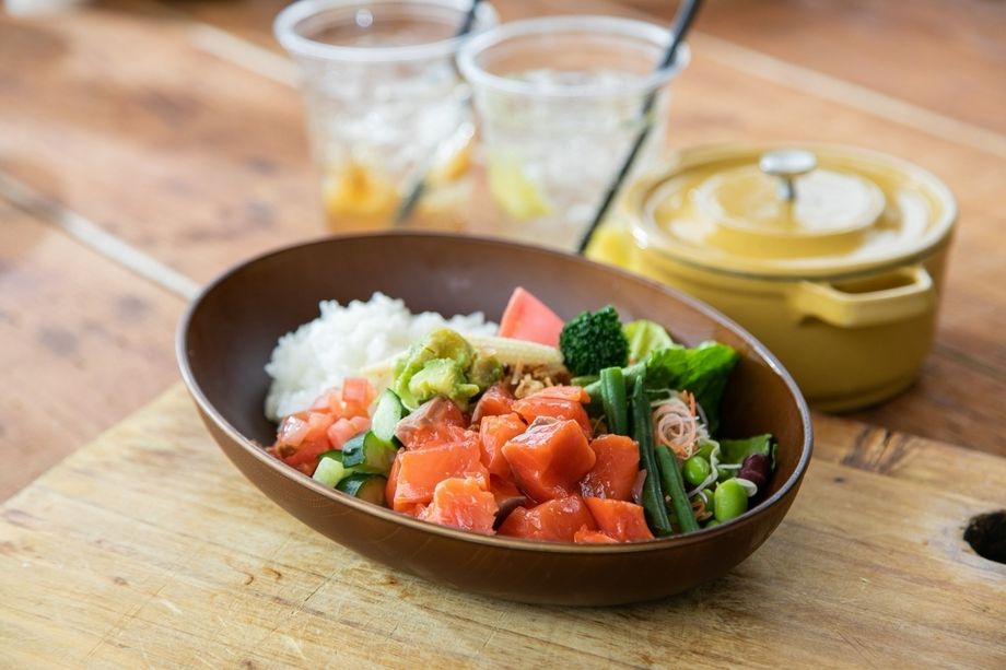 塩サーモンのポキ風オーバーライス