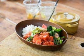 塩サーモンのポキ風オーバーライス